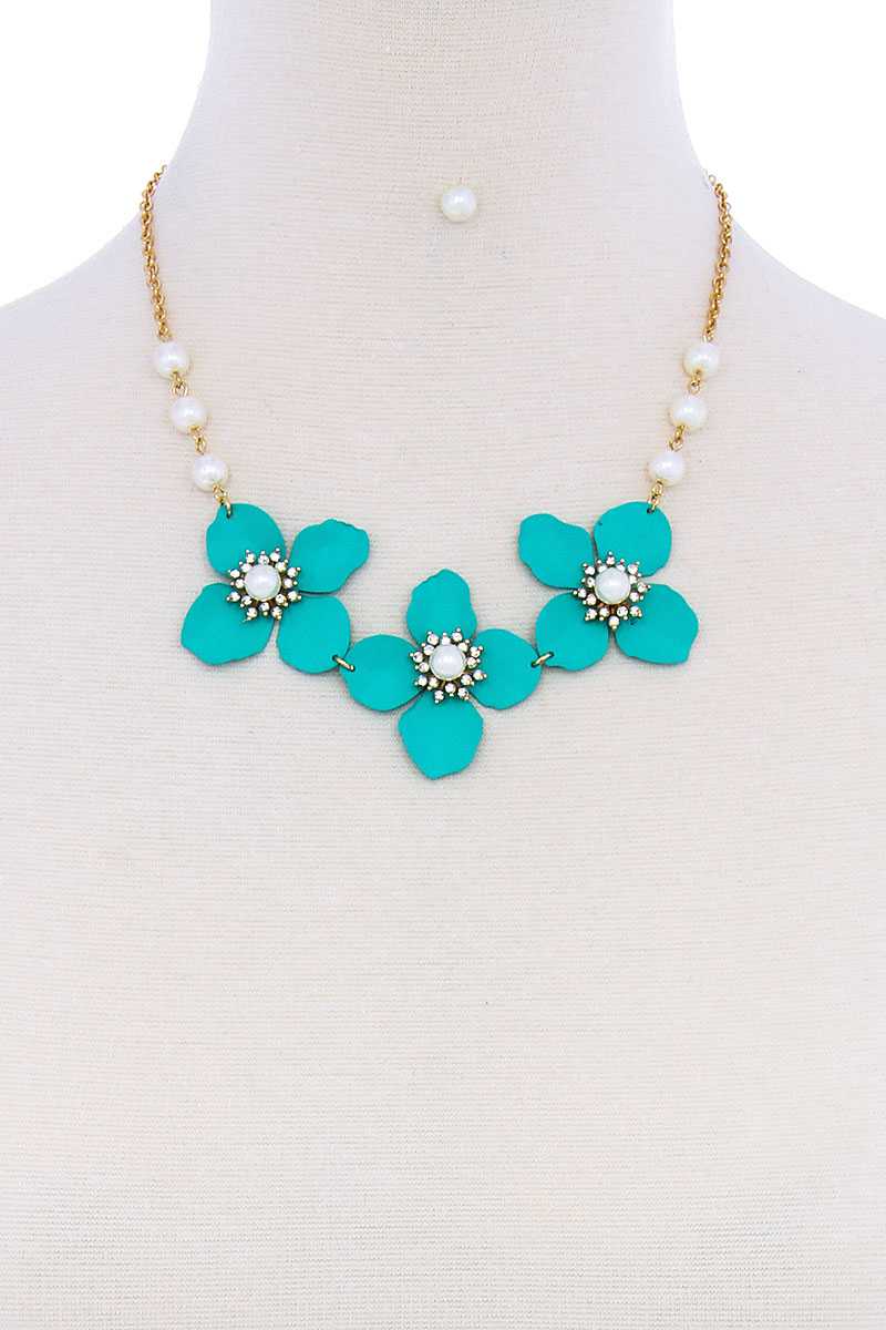 Stylish Flower And Pearl Necklace Set